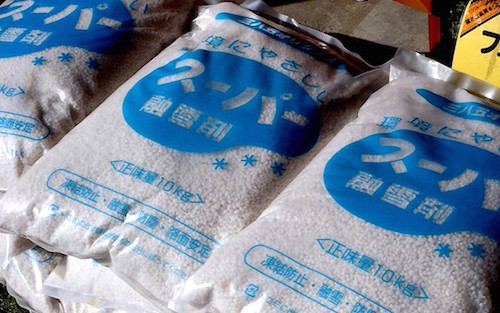 融雪剤の効果的な使い方とは？成分と価格も知っておこう。